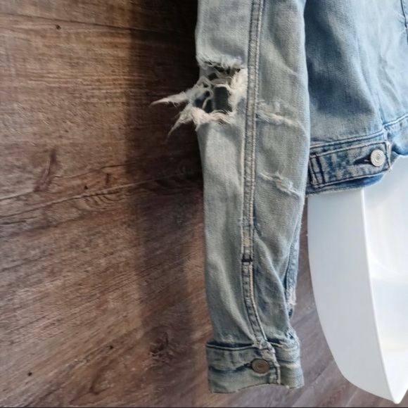 Vintage Levi’s Light Wash Distressed Trucker Jean Jacket Sz M - Picture 7 of 12